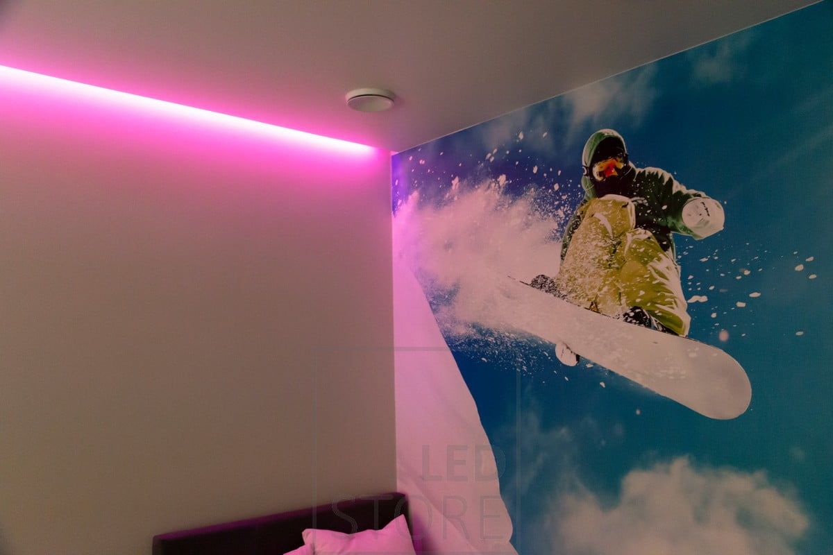 RGB-band som skapar stämningsfull belysning i sovrummet, indirekt belysning. Färgerna kan justeras steglöst med trådlös eller fast styrning. Ledstore.fi