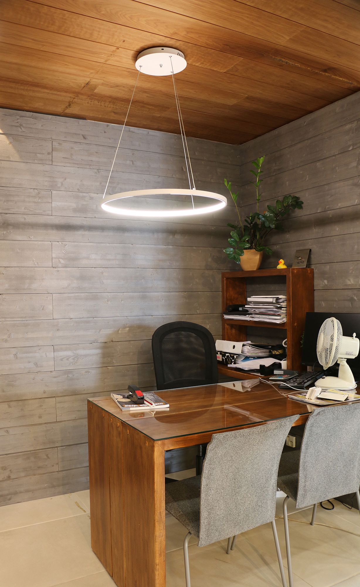 Rinkeli-lampa ovanför skrivbordet i arbetsrummet. Led RINKELI CCT är en minimalistisk och graciös armatur som inte bara passar i hemmet utan även på kontoret. Armaturens höjd från taket kan justeras mellan 20 cm och 250 cm. Ledstore.fi