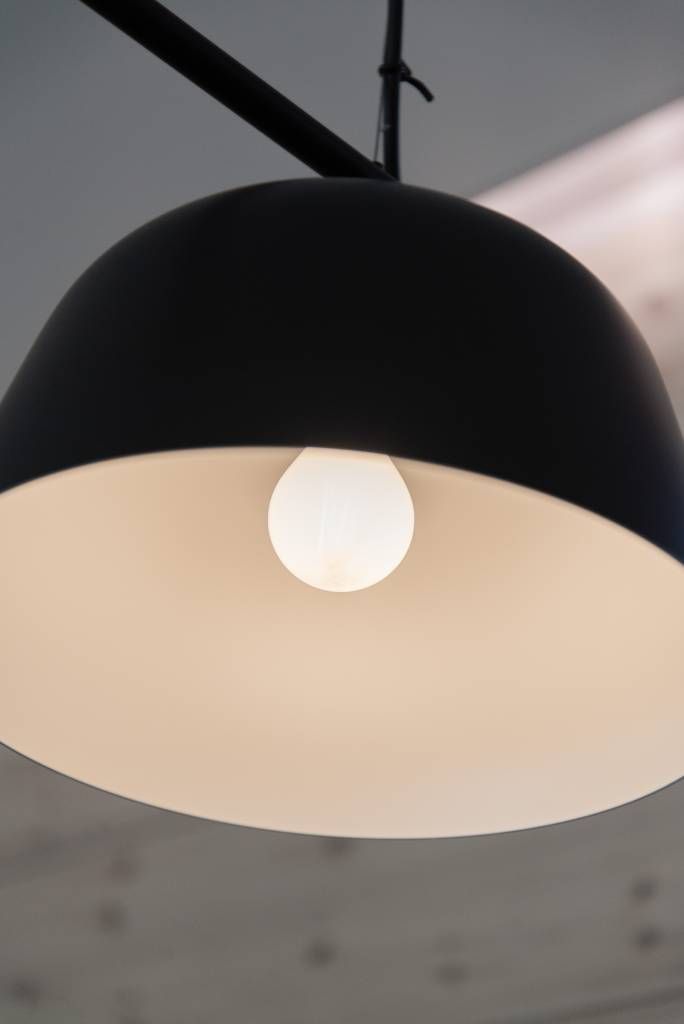 En grön bakgrund med en vit fyrkant i mitten med texten "LED STORE" i stora bokstäver, som lyfter fram effektiva LED-belysningslösningar.