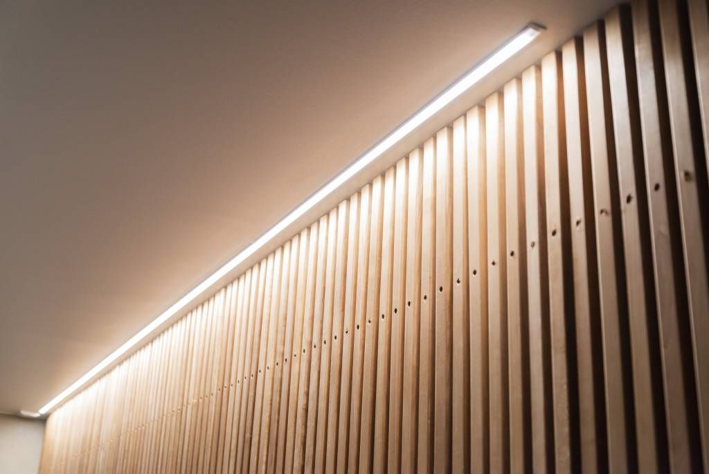 Vacker infälld LED-belysning i bastukorridoren. © LedStore