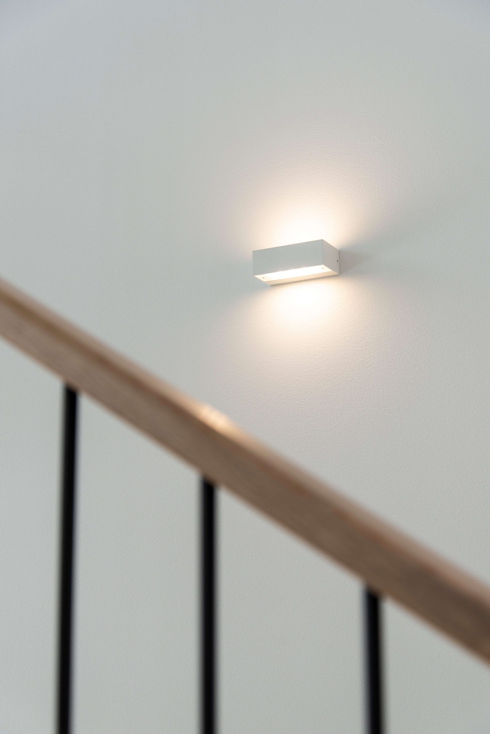 Bild av en grön bakgrund med en vit fyrkant i mitten med texten "LED STORE" som framhäver LED-belysningsbutikens kampanj.