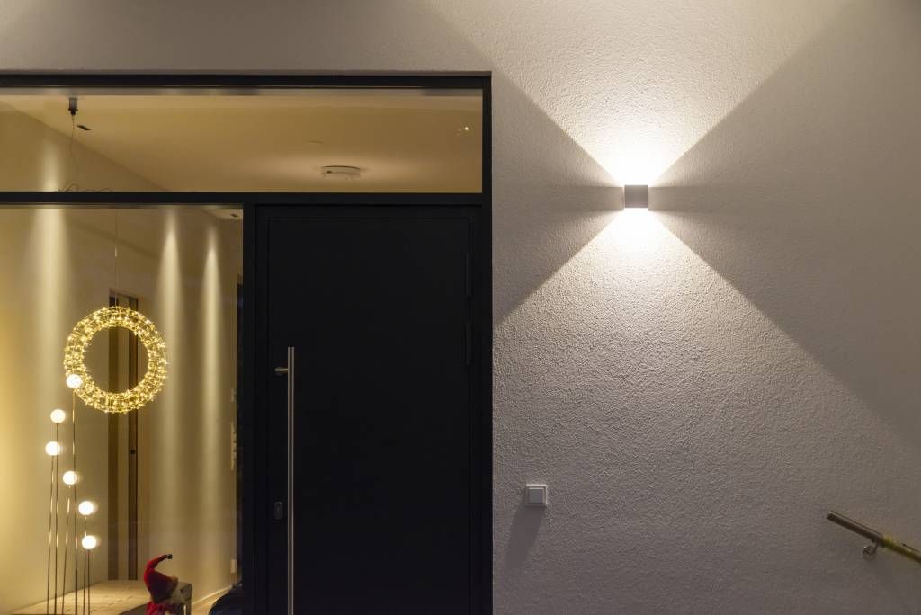 Funk vägglampa vid entrén, ljusfärg 3500K. © LedStore