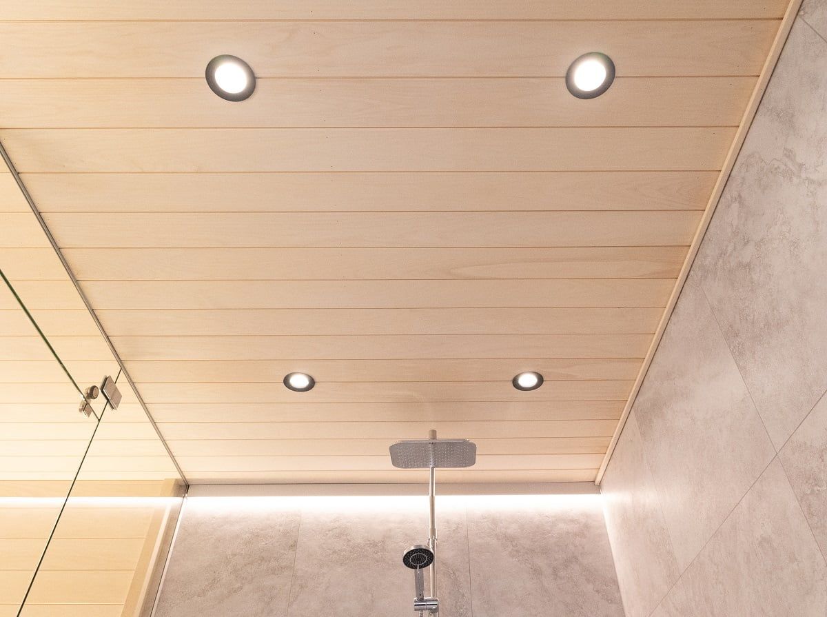 Förutom spotlightsen får man ytterligare indirekt ljus bakom duschen från en aluminiumprofil som är monterad på väggytan vid takkanten med en 14,4 W/m CCT LED-remsa med justerbar färgtemperatur. ©LedStore