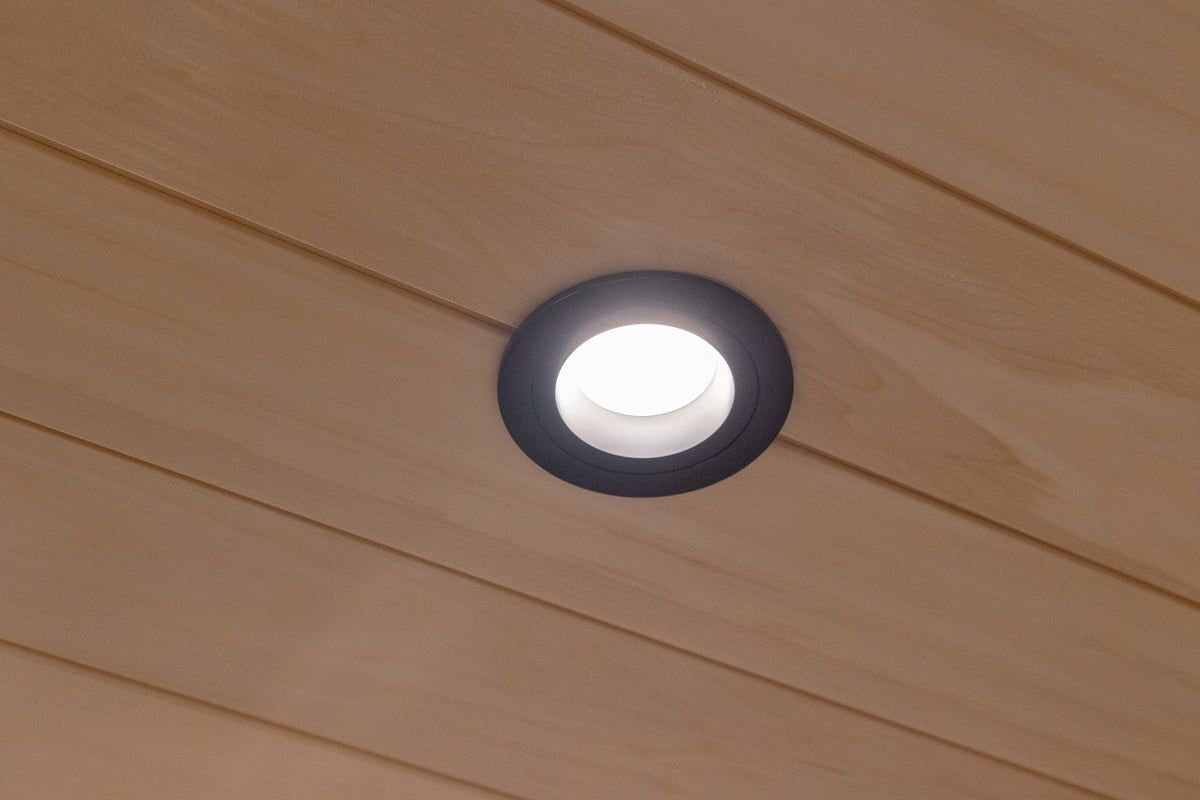 I loungen har den vattentäta runda svarta 9W-spotlighten R023B valts för att matcha det panelklädda taket. ©LedStore