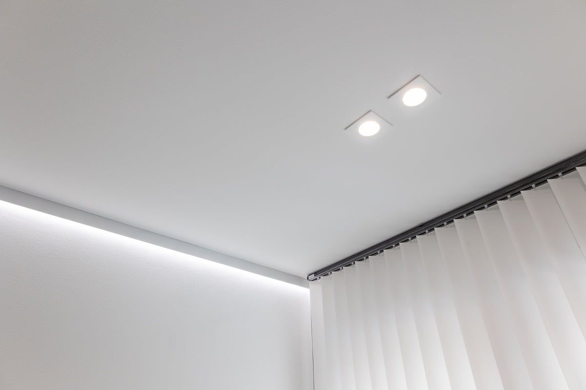 Belysningssystemet i sovrummet består av spotlights med fast konsol och indirekta LED-ljusramper. ©LedStore