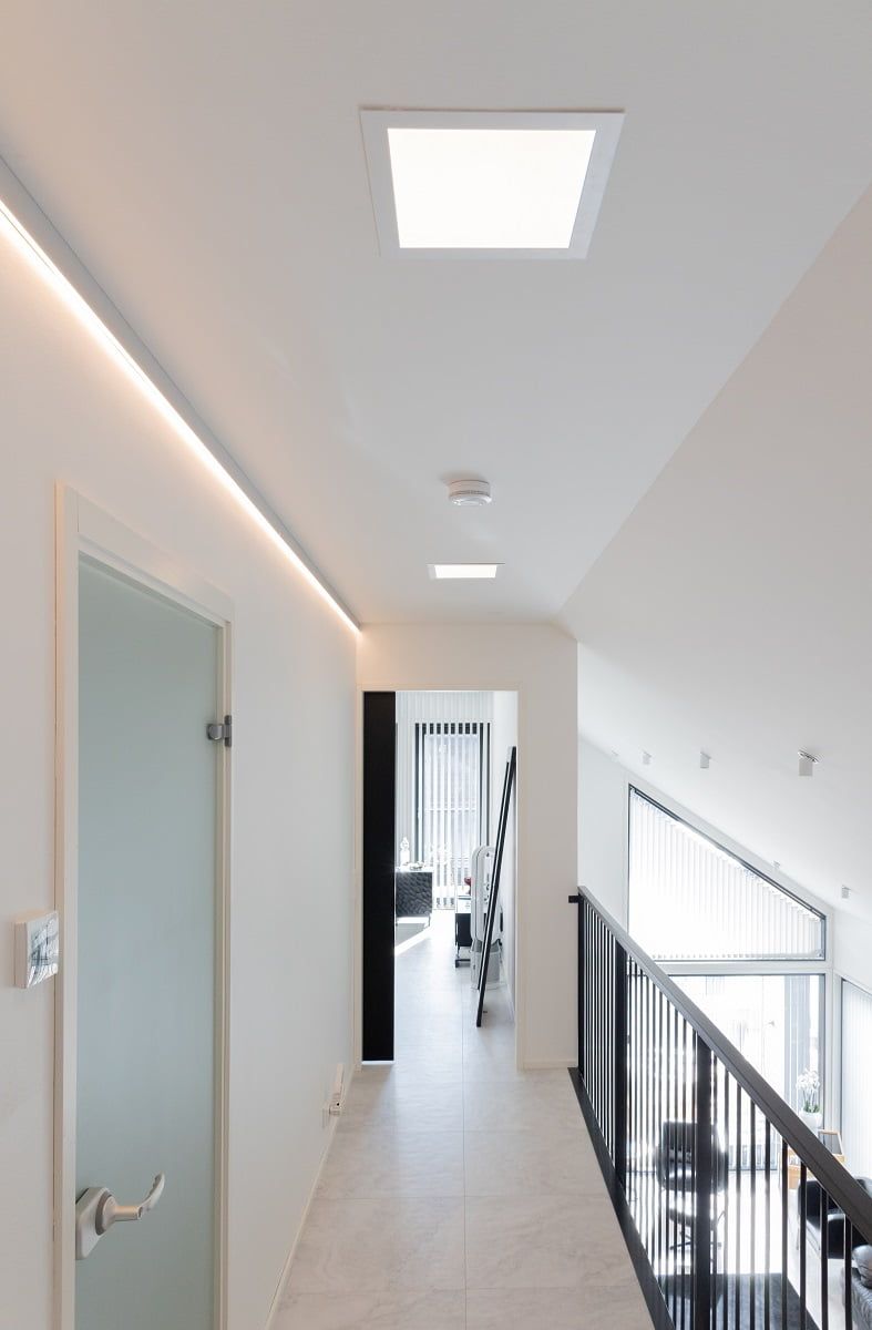 Det allmänna utseendet på belysningen i den övre lobbyn. Bilden visar en Paneeli 300, en indirekt LED-listprofil och Kolo 12W-spotlights i det branta taket. ©LedStore