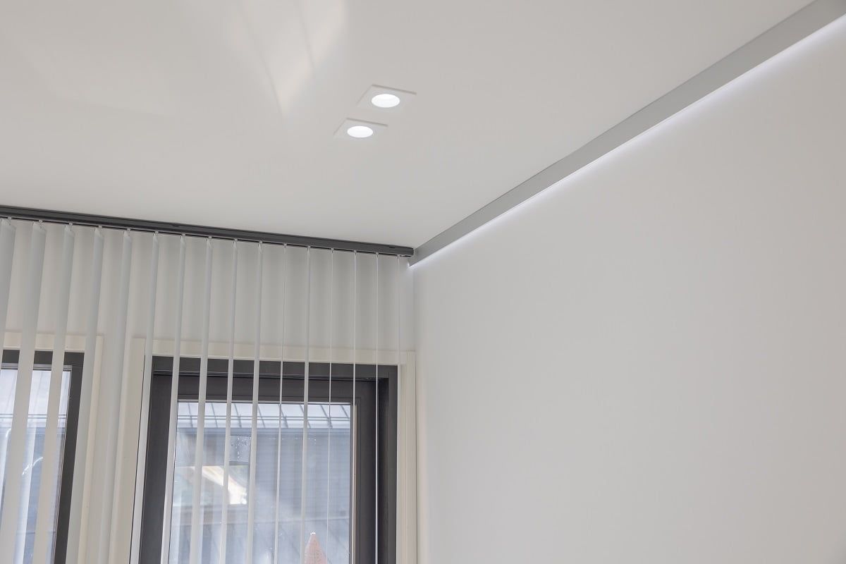 De fasta Cant 9W-spotarna är grupperade i par. Vid takkanten lyser en LED-list i en aluminiumprofil. Lamporna kan användas vid samma eller olika tidpunkter. ©LedStore