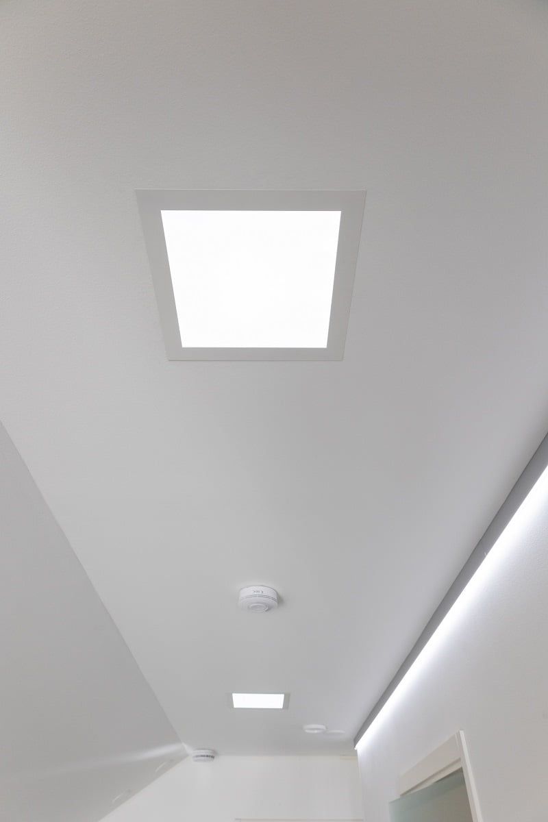 Lobbykorridoren har två belysningsnivåer, Paneeli300 för allmänbelysning och Indirecr2 för indirekt belysning, med en LED-remsa endast nedåt. ©LedStore