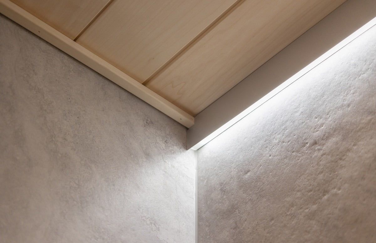 I badrummet har indirekt belysning skapats med en aluminiumprofil som ersätter takplattorna. ©LedStore