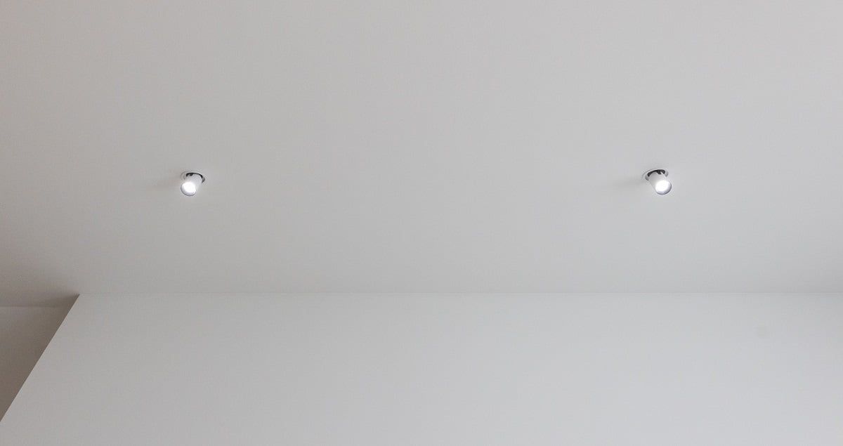 Kolo 12W strålkastare ger 1000 lumen ljus per armatur. Spotlightsen har justerbar färgtemperatur och är dimbara. ©LedStore