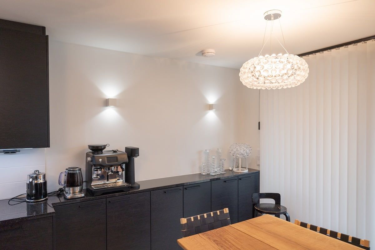 Köksbelysning med XL Cubic vägglampor i par. ©LedStore