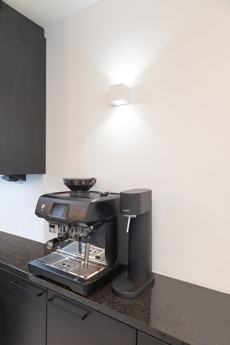 XL Cubic vägglampa för stämningsfull extrabelysning i ett öppet kök ©LedStore