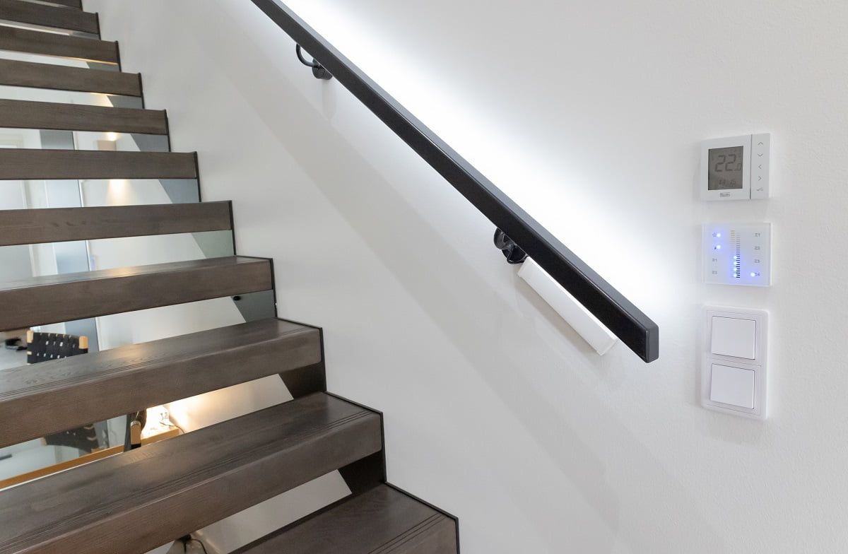 Trappans ledstång är upplyst av en färgtemperaturjusterbar LED-list i aluminiumprofil. ©LedStore