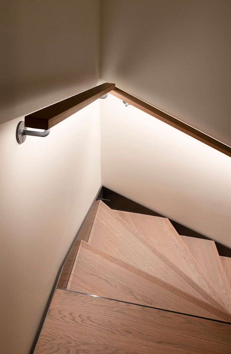 En grön bakgrund med en vit fyrkant i mitten med texten "LED STORE" i fetstil, som marknadsför energieffektiva LED-belysningslösningar.