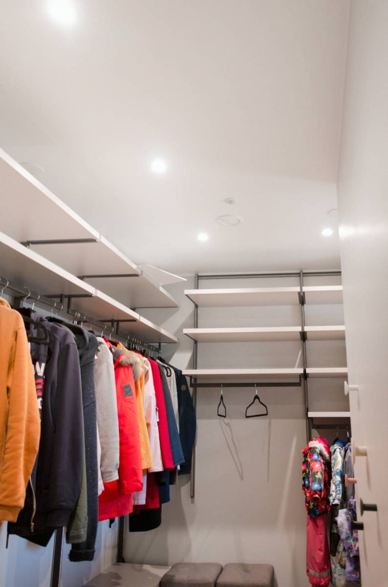 LED STORE-logotyp på en grön bakgrund på en vit kvadrat med ett minimalistiskt teckensnitt