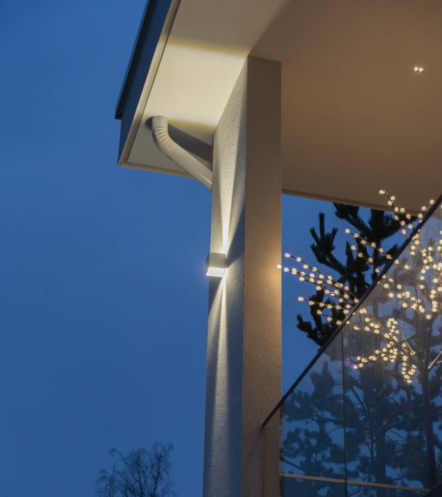 Funk vägglampa i husets hörn och Linja2 spots på terrassen runt huset. © LedStore