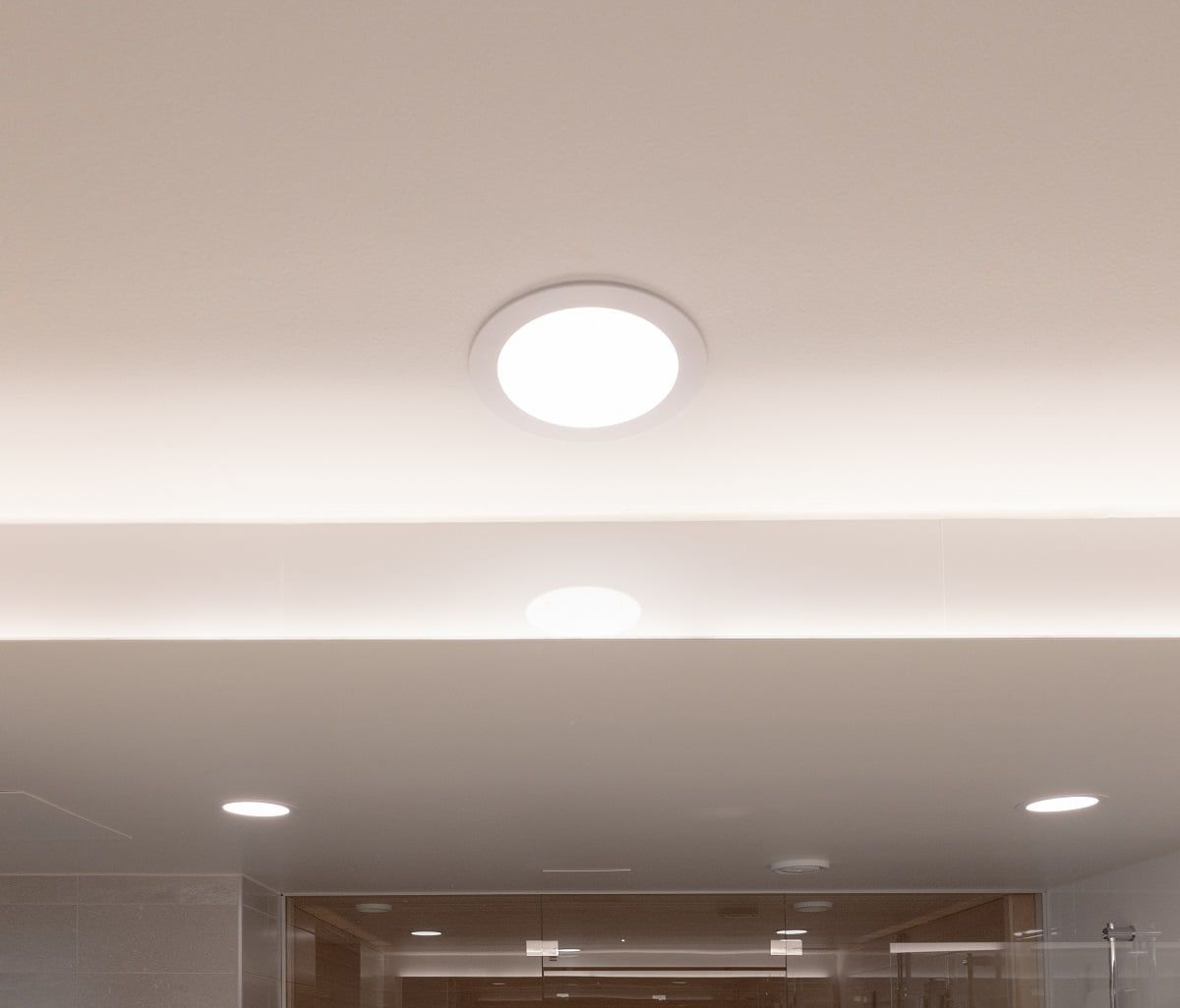 Plafond160 panelarmatur ger jämnt ljus i badrummets tak. ©LedStore