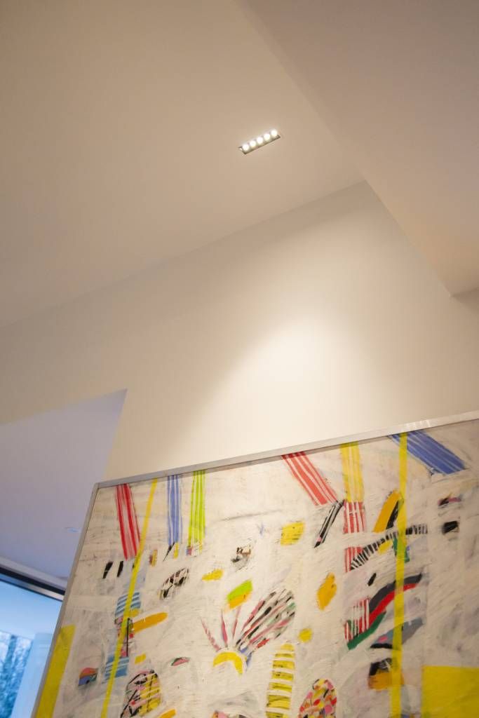 Bordslampa med LINJA5 infälld spotlight med smal ljuskägla. © LedStore