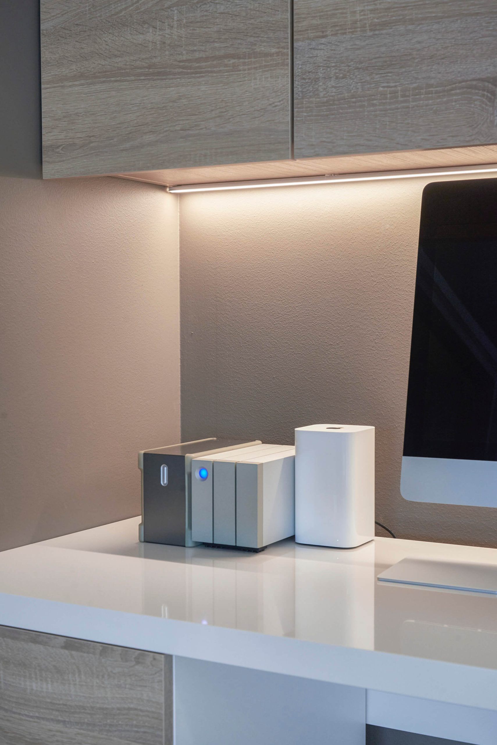 LED STORE-logotyp på en grön bakgrund med en vit kvadrat och fet vit text om LED-belysningslösningar.