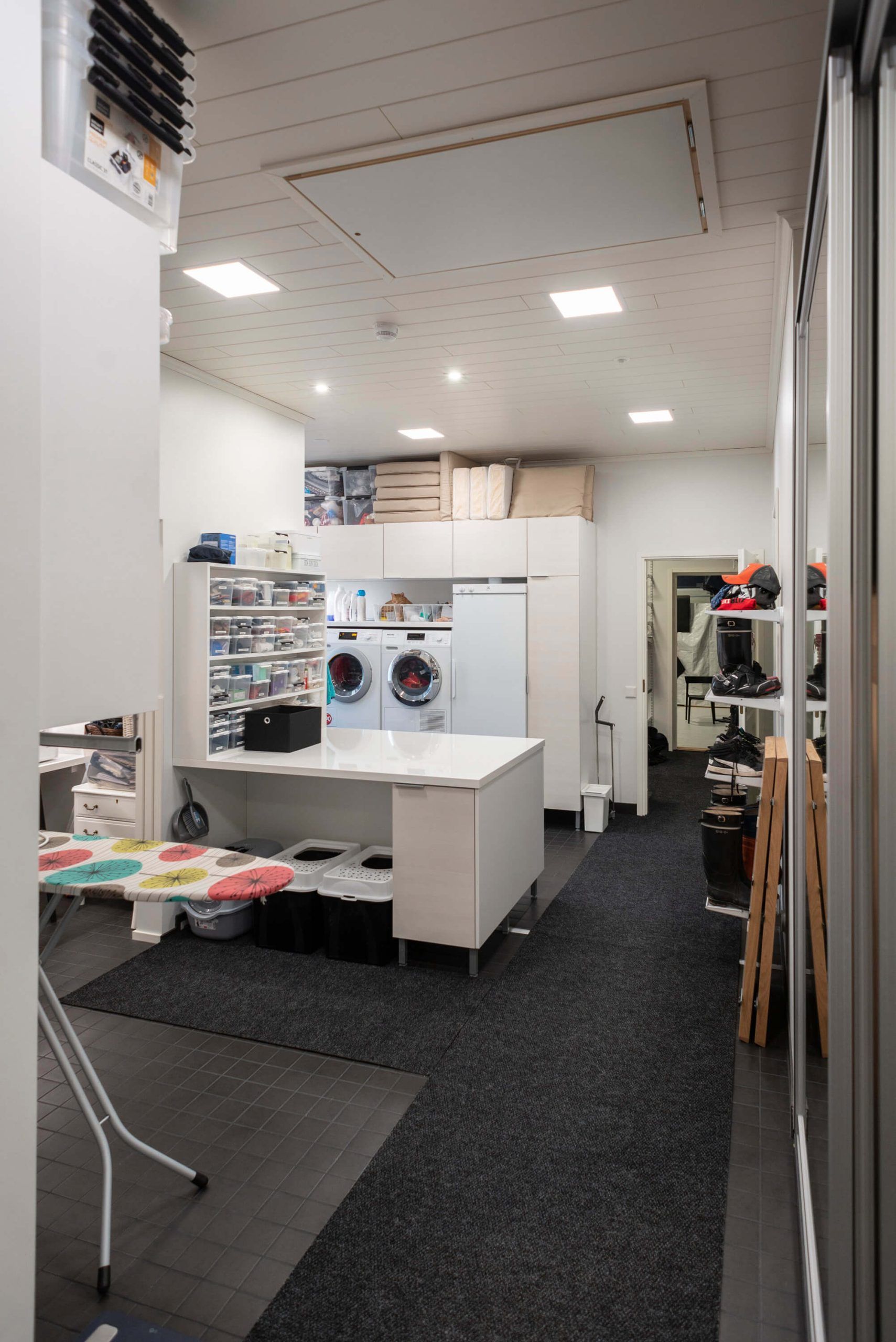 LED STORE-logotyp med vit text på grön bakgrund som främjar miljövänliga belysningslösningar. Energieffektiva LED-lampor för ditt hem eller företag.