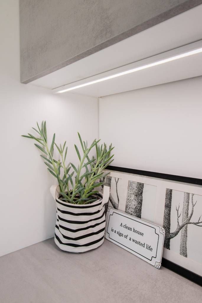 Minimalistisk design med "LED STORE" i en vit kvadrat mot en grön bakgrund, som lyfter fram energieffektiva belysningslösningar.