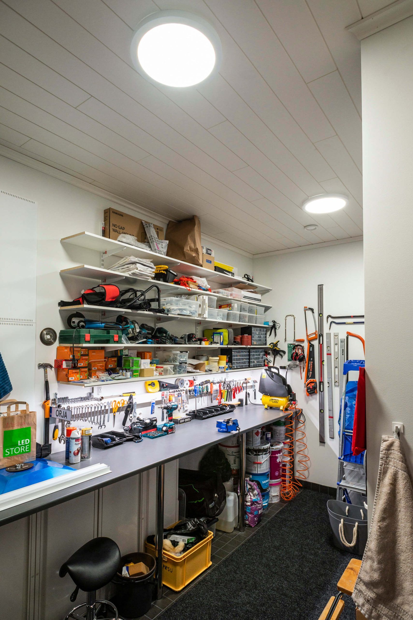 Logotyp för LED-belysningsbutik: grön bakgrund med vit fyrkantig kontur, "LED" i fetstil ovanför "STORE" inuti fyrkanten, all text i vitt.