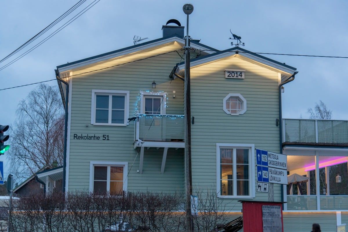 LED-lister som belyser fasaden med indirekt ljus. Ledstore.fi