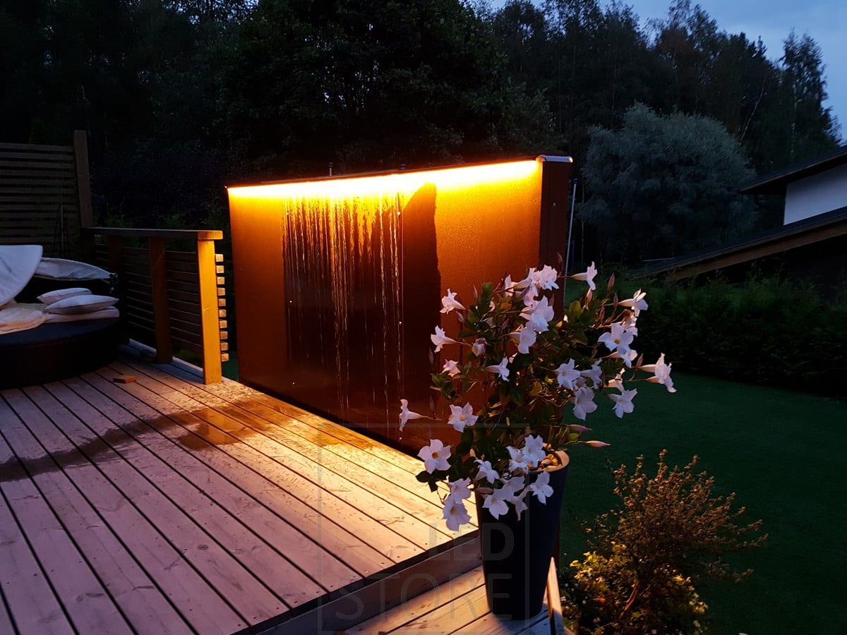 LED-band som belyser vattenelementet på innergården. Ledstore.fi
