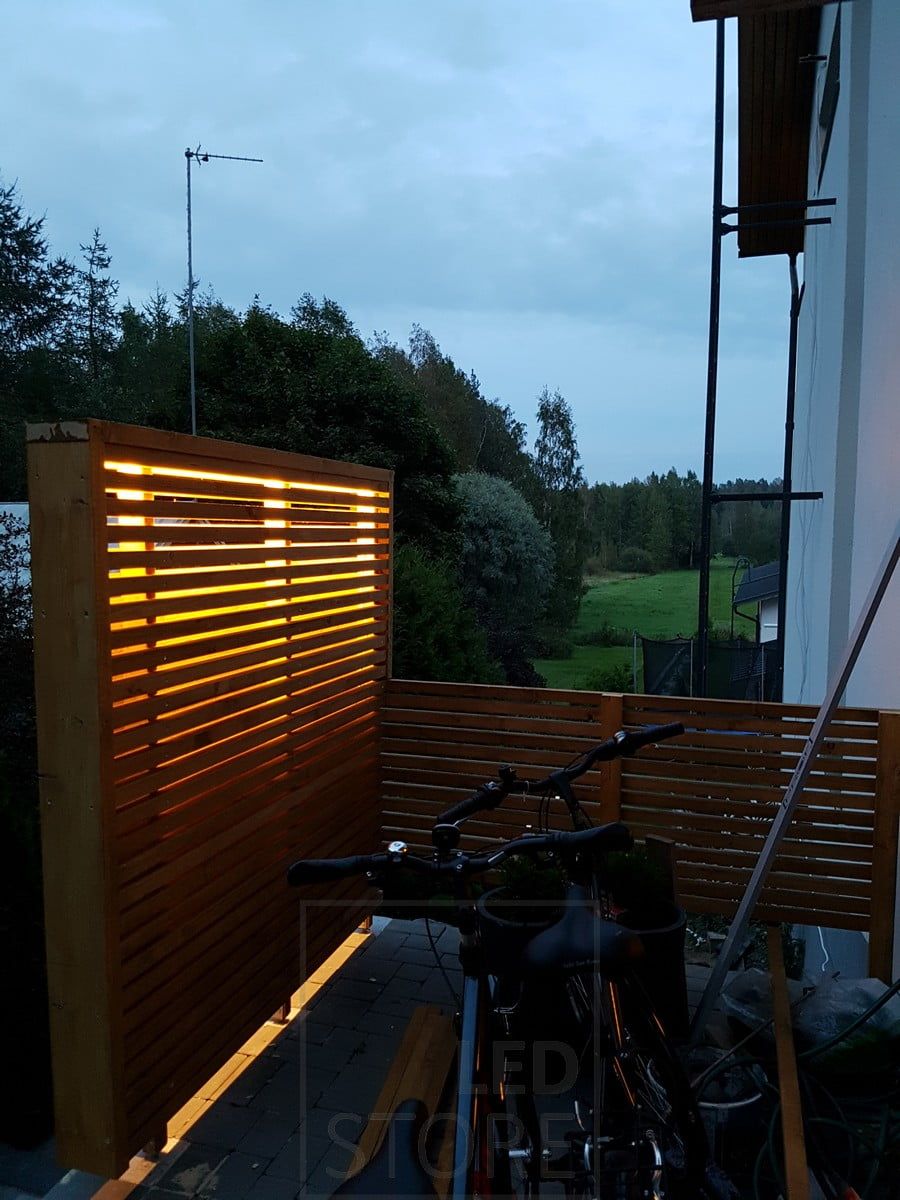Ledband som skapar stämningsfull belysning utomhus. Ledstore.fi