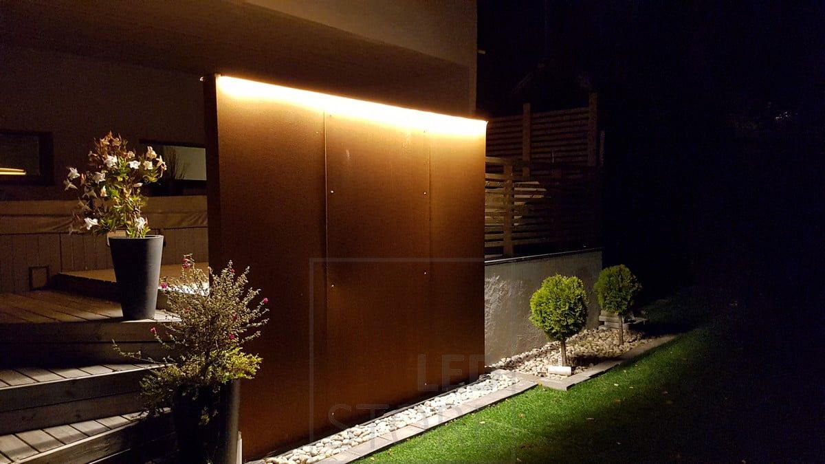 Belysning och framhävning av ett vattenelement med en LED-list för utomhusbruk. Ledstore.fi