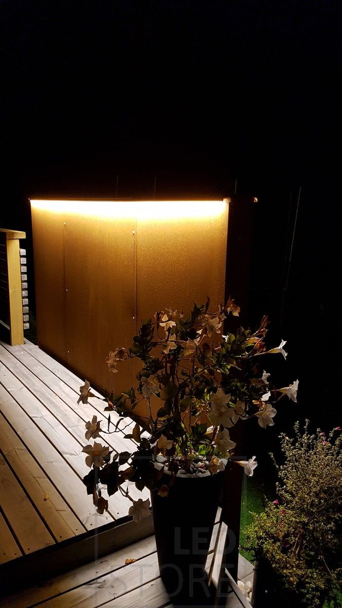 Stämningsfull indirekt belysning på terrassen. Ledstore.fi