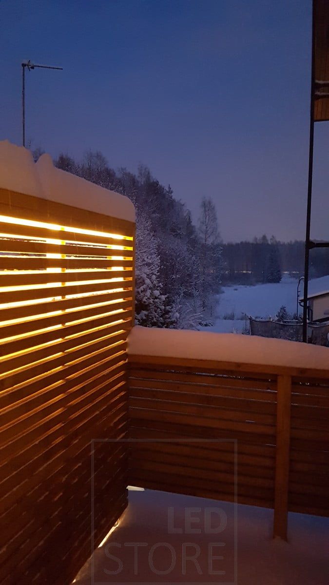 Ambientbelysning på innergården, LED-listen innanför staketet lyser indirekt upp innergården. Ledstore.fi