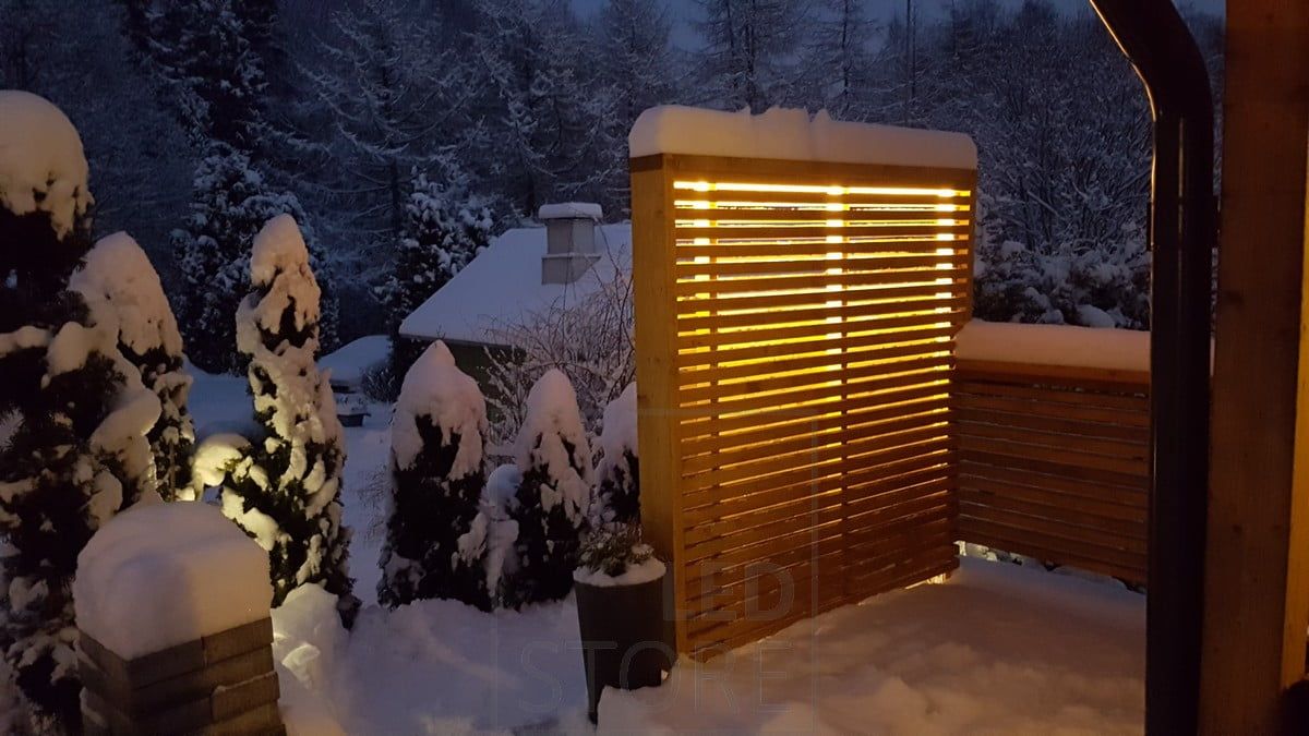 Indirekt stämningsbelysning i trädgården, ledlist innanför staketet. Ledstore.fi