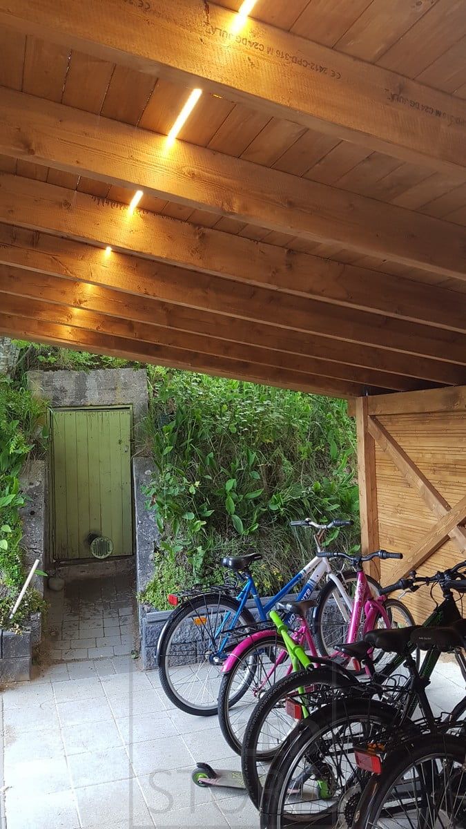 Ledband som vackert lyser upp en cykelkåpa. Ledstore.fi