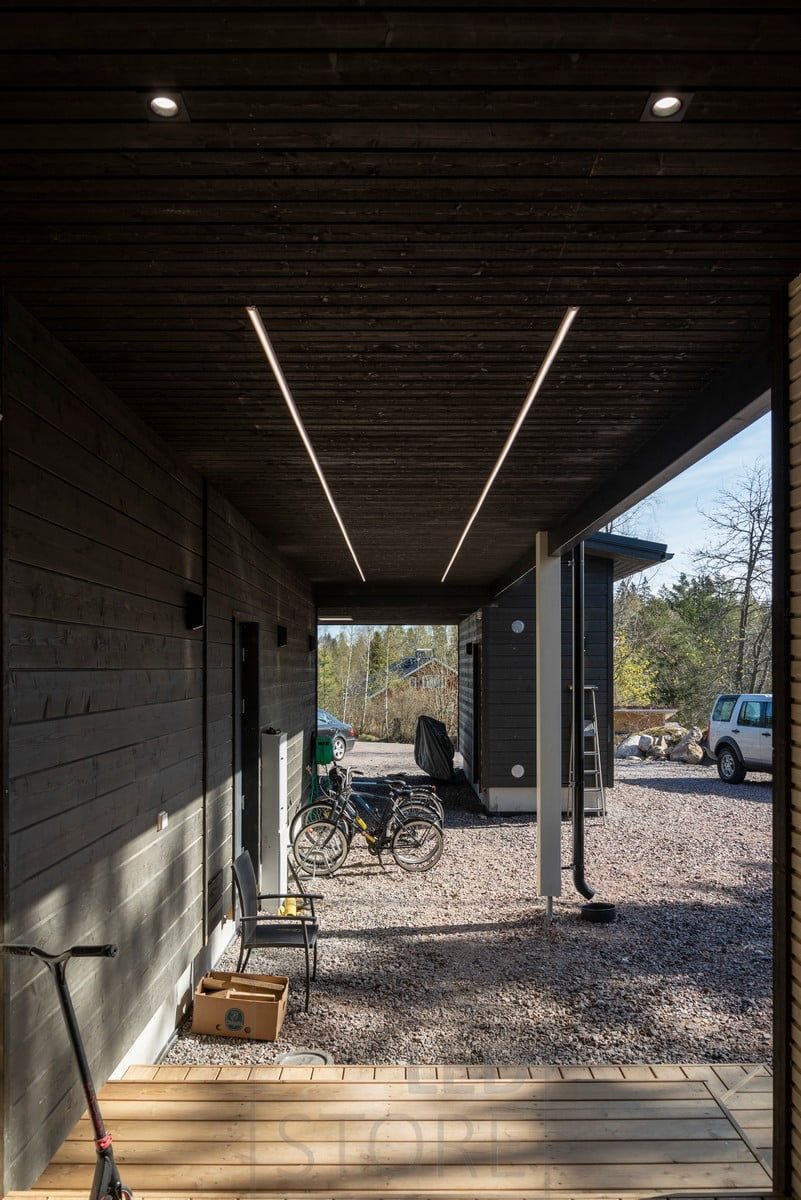 Vid entrén, spotlights i taket, i skärmtaket, LED-lister som belyser ytprofilen. Ledstore.fi