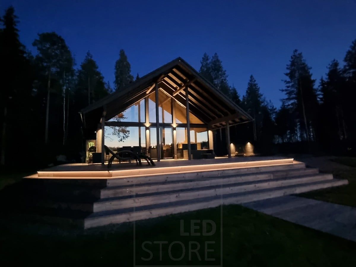 Mångsidig utomhusbelysning med LED-lister i trappan och vägglampor. Ledstore.fi