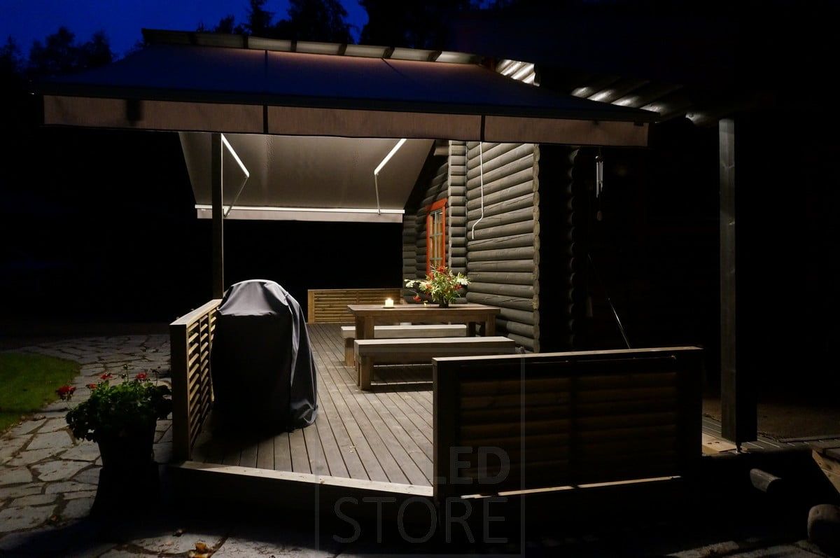 LED-band i mitten av baldakinen skapar en behaglig och stämningsfull belysning för terrassen. Ledstore.fi