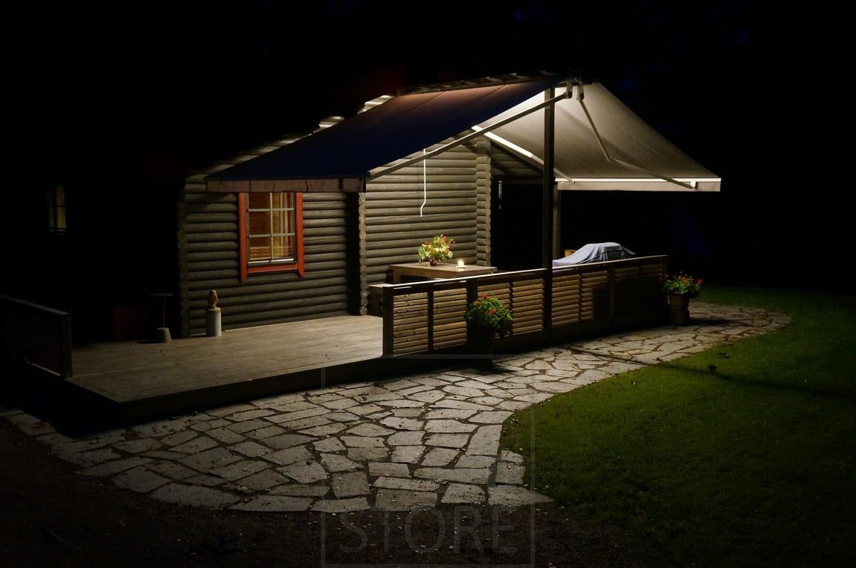 LED-list i mitten av skärmtaket som belyser terrassen med stämningsfull allmänbelysning. Ledstore.fi