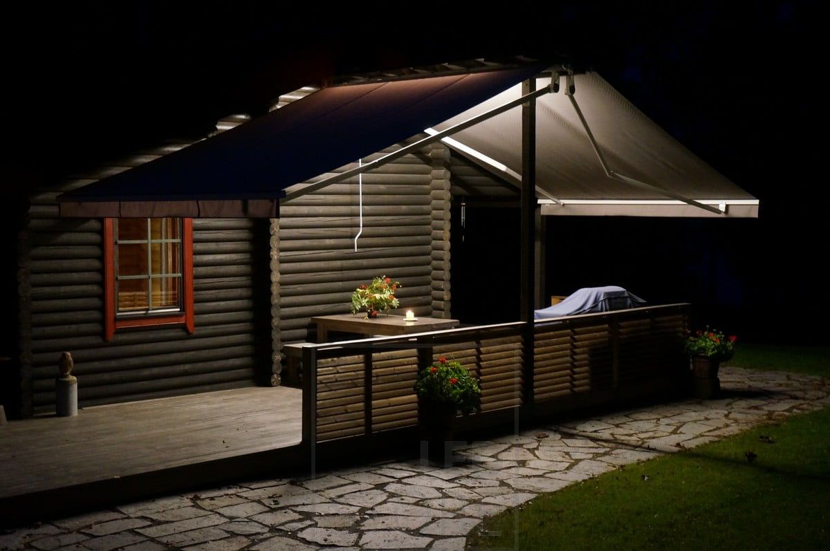 LED-list på skärmtaket skapar stämningsfull allmänbelysning för terrassen. Ledstore.fi