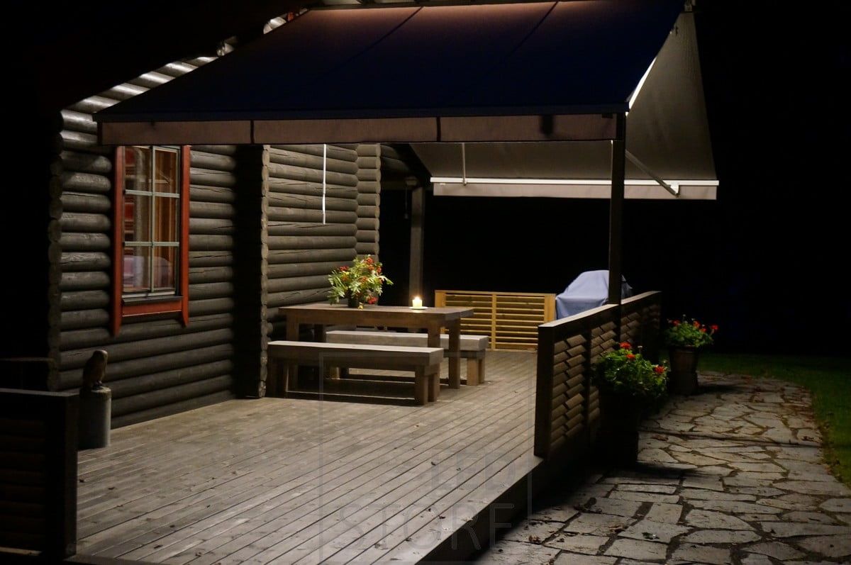 LED-list i mitten av baldakinen skapar stämningsfull allmänbelysning för terrassen. Ledstore.fi