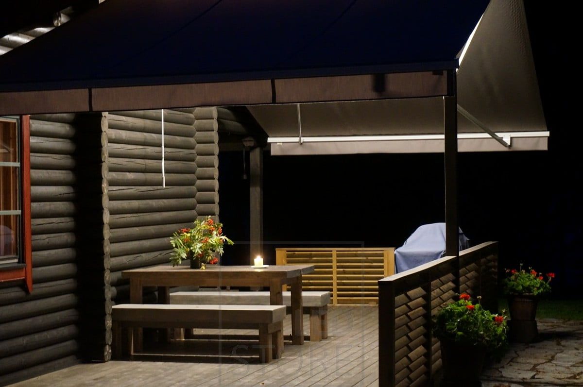 LED-list på skärmtaket skapar stämningsfull allmänbelysning för terrassen. Ledstore.fi