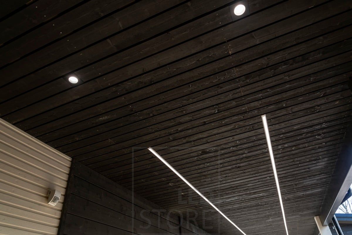 Spotlights och LED-lister som belyser ett skärmtak utomhus. Ledstore.fi
