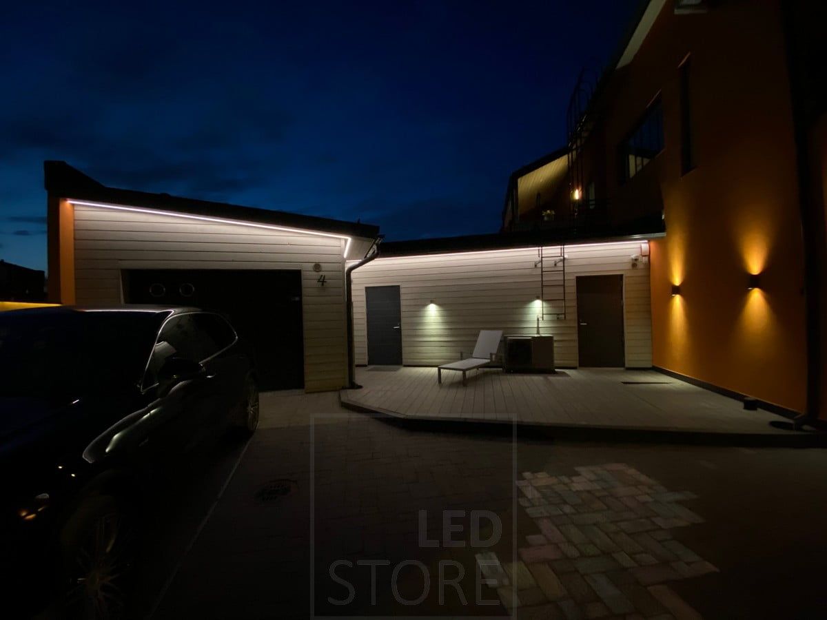 Ett LED-band på taket skapar stämningsfullt ljus på fasaden. Ledstore.fi
