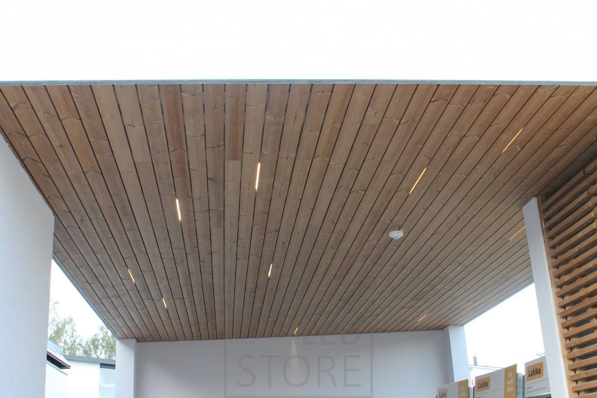 LED-strips mellan takpanelerna skapar en stämningsfull och uttrycksfull belysning. Ledstore.fi