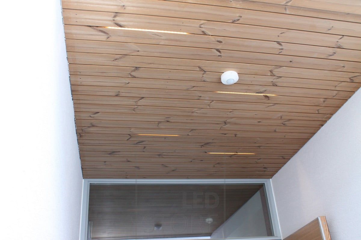 Led-lister som sträcker sig över terrassens tak skapar uttrycksfull belysning. Ledstore.fi