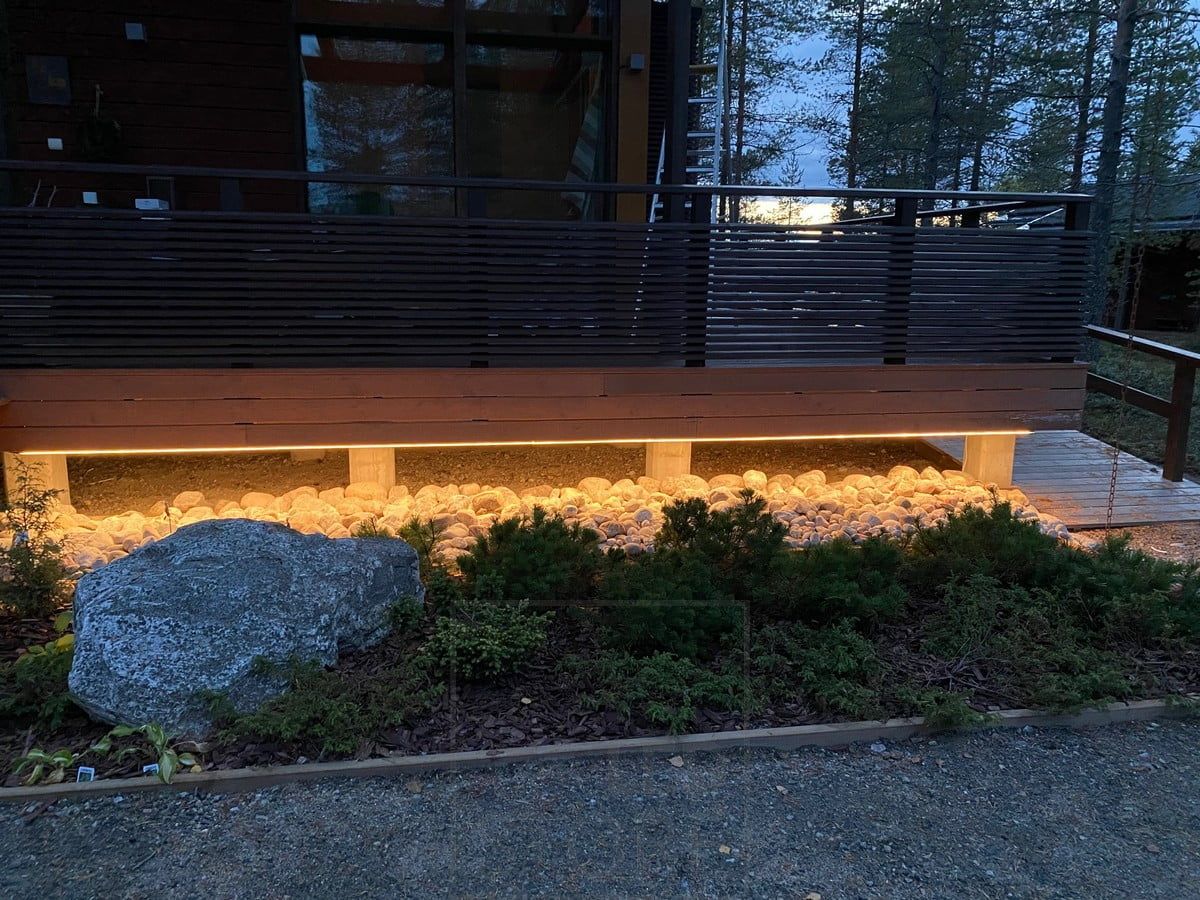 Moody indirekt belysning som belyser fasaden och terrasskanten. Ledstore.fi