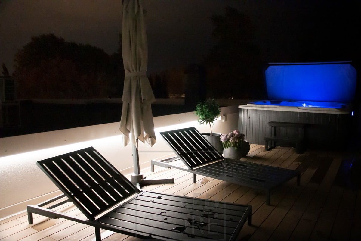 LED-list under räcket på terrassbelysningen, belyser indirekt ljus. Ledstore.fi