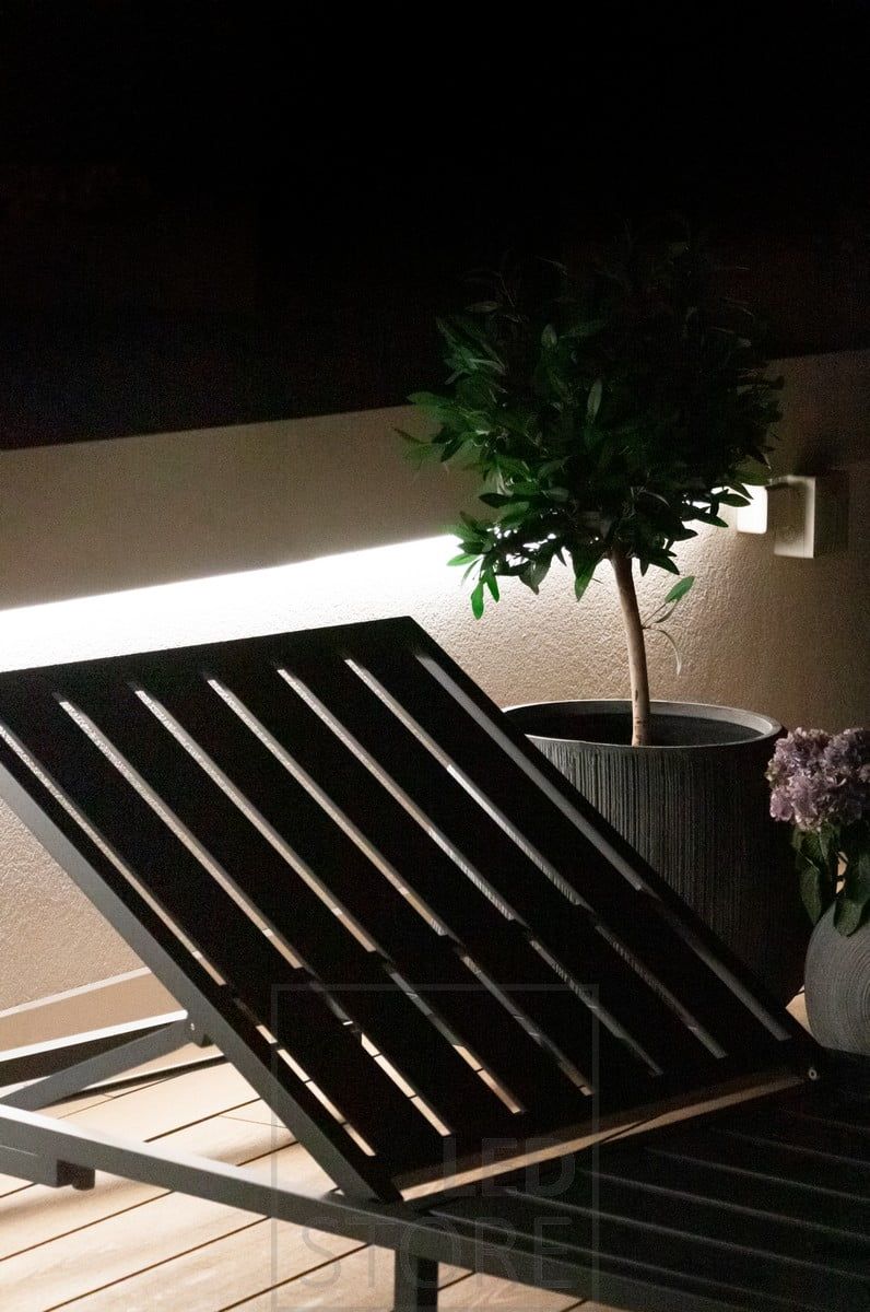 På terrassen, under räcket, lyser en LED-list upp terrassen med indirekt stämningsbelysning. Ledstore.fi