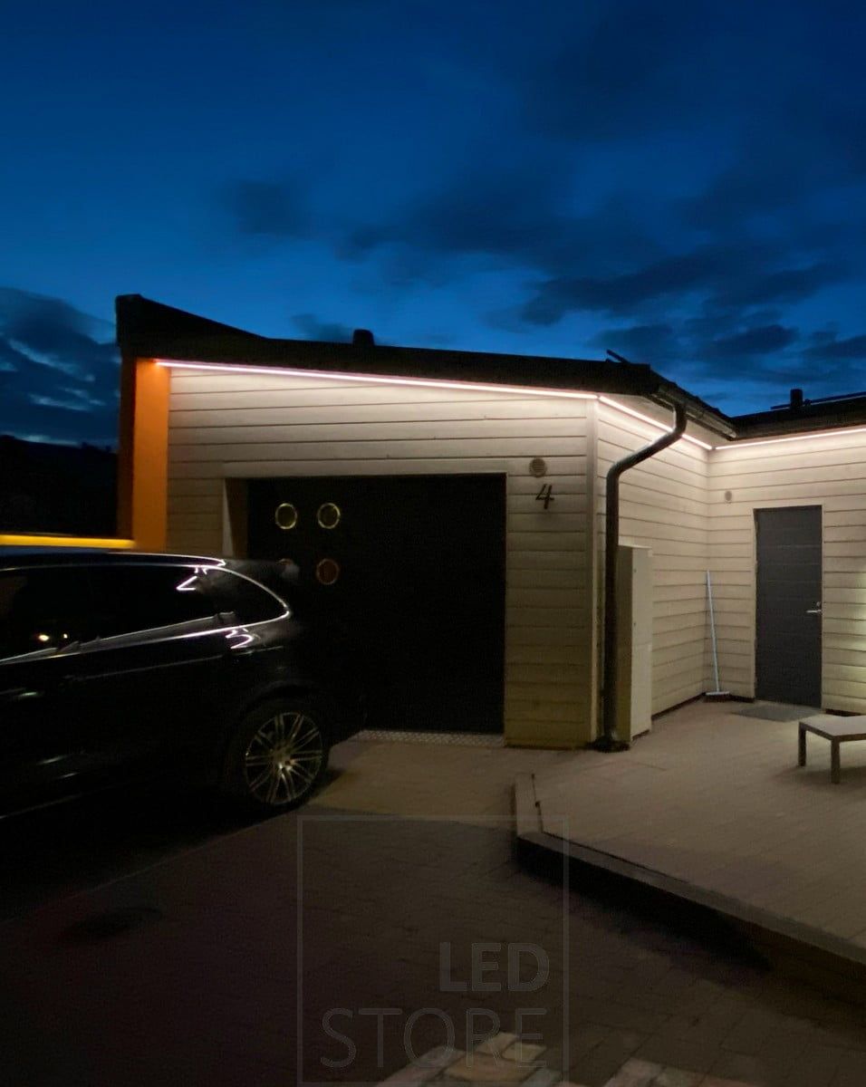 Ledband på takfoten som lyser upp fasaden och gården på ett hus. Ledstore.fi