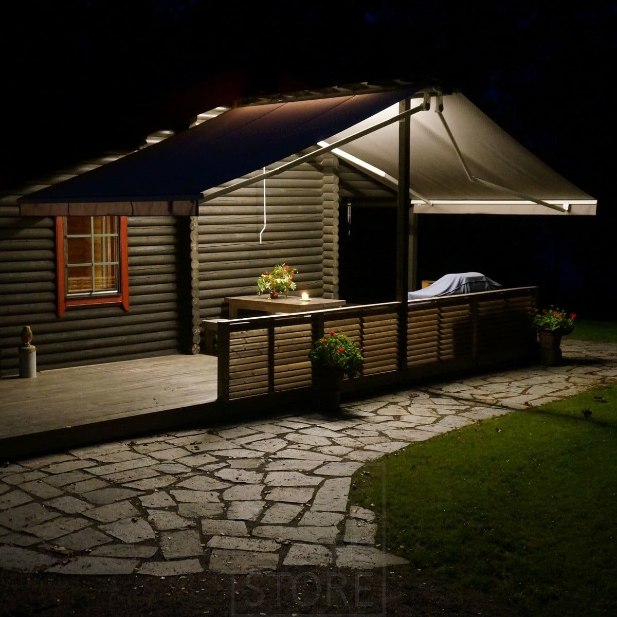 Belysning med Led-remsor i ett skärmtak utomhus. Ledstore.fi